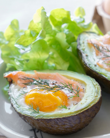 Gerookte zalm en ei in avocado