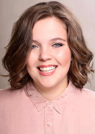 Cynthia kreeg een kapsel met volume ter hoogte van de kin