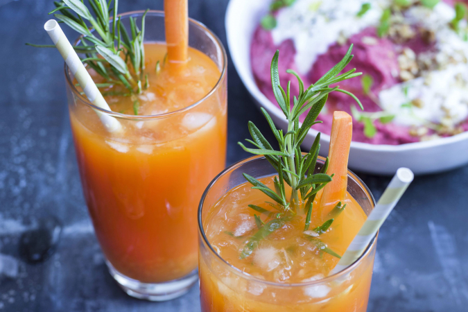 Wortelgin met rodebietenhummus