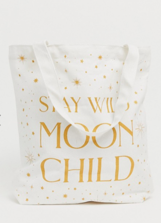Witte totebag met opschrift ‘Stay wild, moon child’