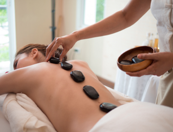 Un massage relaxant aux pierres chaudes