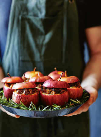 Appels gevuld met amaretti, prosciutto en kruiden