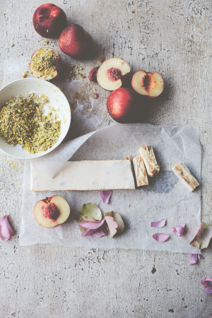 Nectarines met pistachenoten en rozenwater