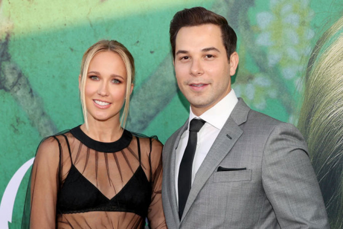Anna Camp en Skyler Astin