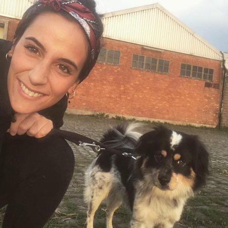 Shari adopteerde Stella nadat ze werd afgestaan door haar eerste baasjes