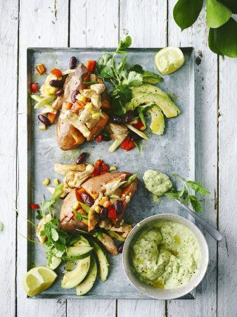 Gepofte zoete aardappel met Mexicaanse kippenreepjes en avocadosalsa