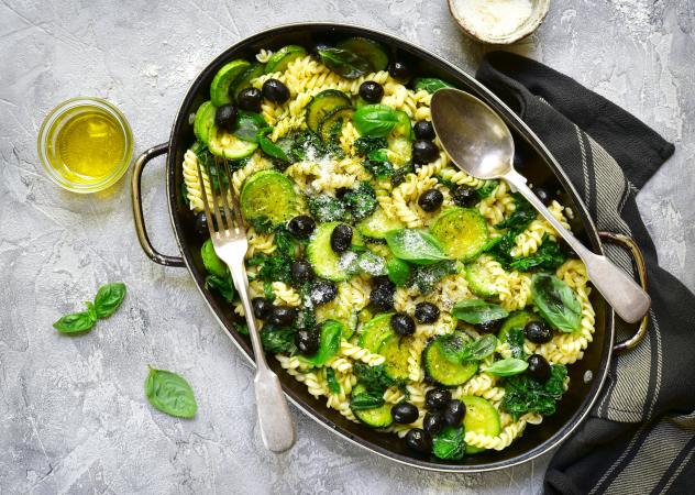 Pasta met courgette, spinazie en olijven