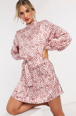 Roze mini-jurk met rode stippen