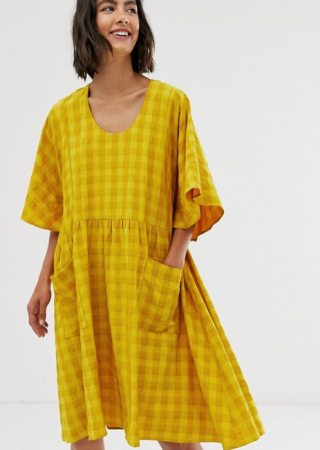 Gele mini-jurk met korte mouwen en ruitjesmotief