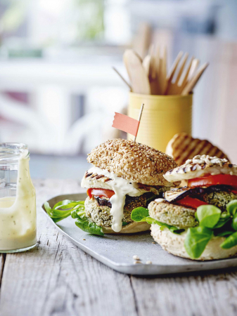 Veggieburger met gegrilde aubergine en halloumi (4 personen)