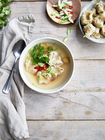 Thaise gember-kippensoep met gevulde wontons