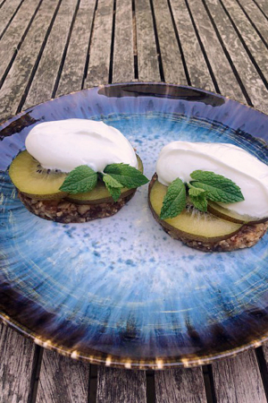 Tartelette van dadels en amandelen met kiwi en IJslandse skyr (4 pers.)