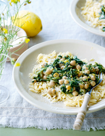 Pasta met kikkererwten en spinazie