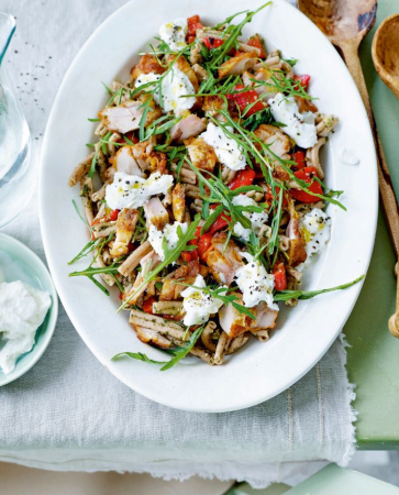 Volkorenpastasalade met geroosterde paprika