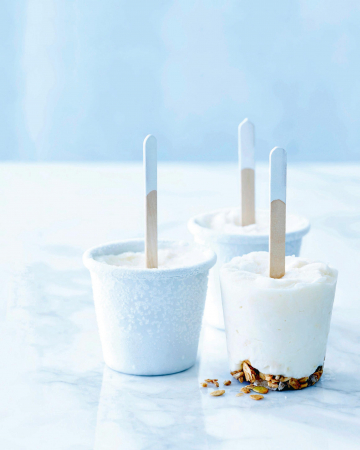 Yoghurtijsjes met gember, citroen en granola