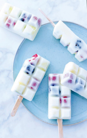 Yoghurtijs met stukjes fruit