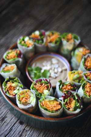 Lenterolletjes met pindadip