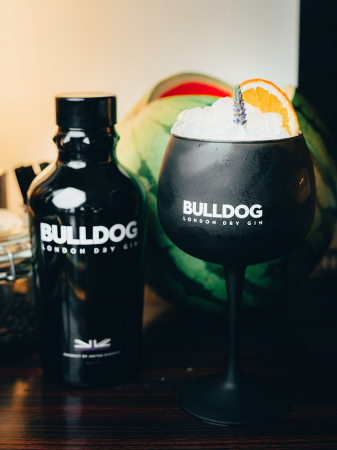 Gincocktail met lavendel en zwarte thee