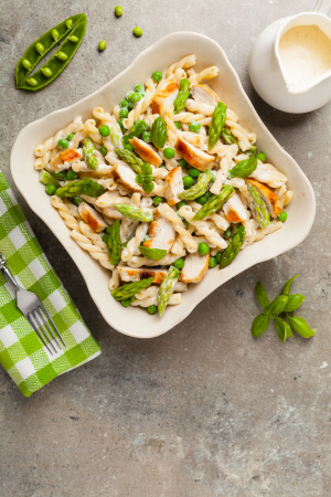 Pastasalade met kip en yoghurtkerriedressing (voor 2 porties)