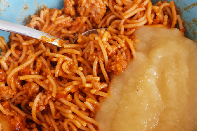 Des spaghettis à la bolognaise et de la compote de pomme