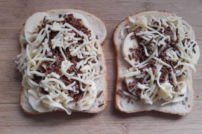 Des tartines à la banane, au chocolat et au fromage râpé