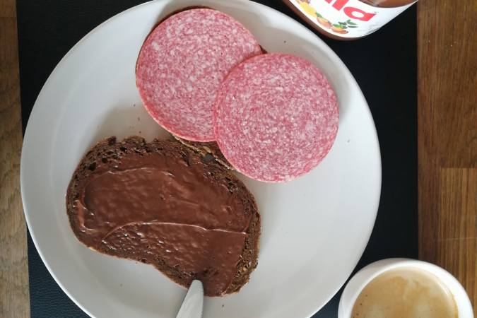 Des tartines au chocolat et au salami