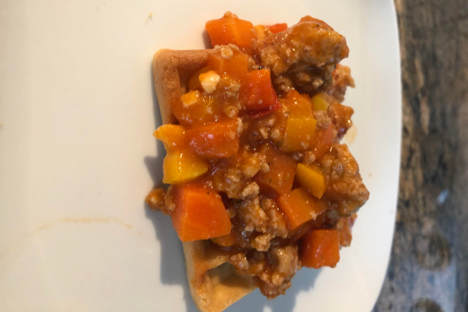 Une gaufre à la vanille et à la sauce bolognaise
