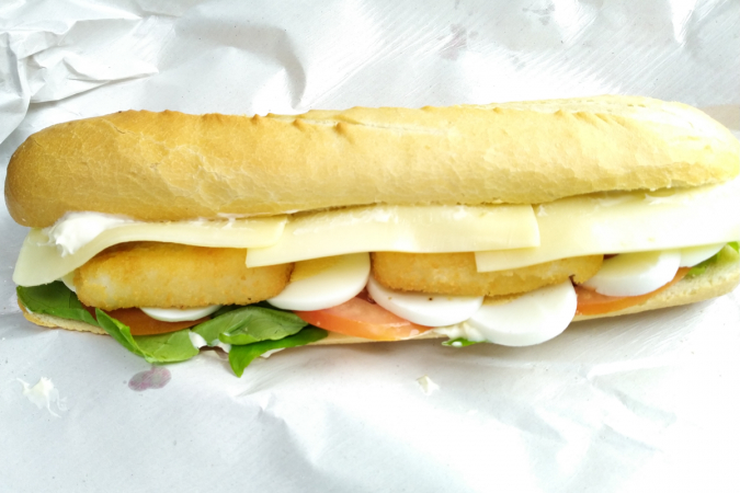 Un sandwich au fromage avec des croquettes au fromage