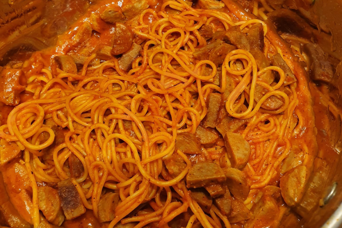 Des spaghettis avec des saucisses au curry