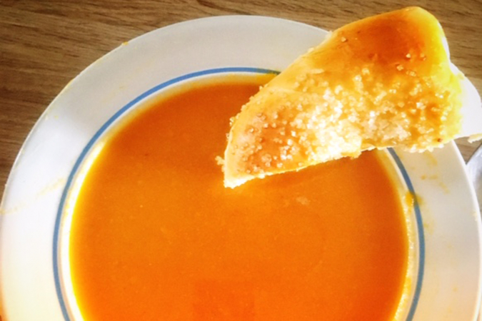 Une tarte aux abricots avec de la soupe aux tomates