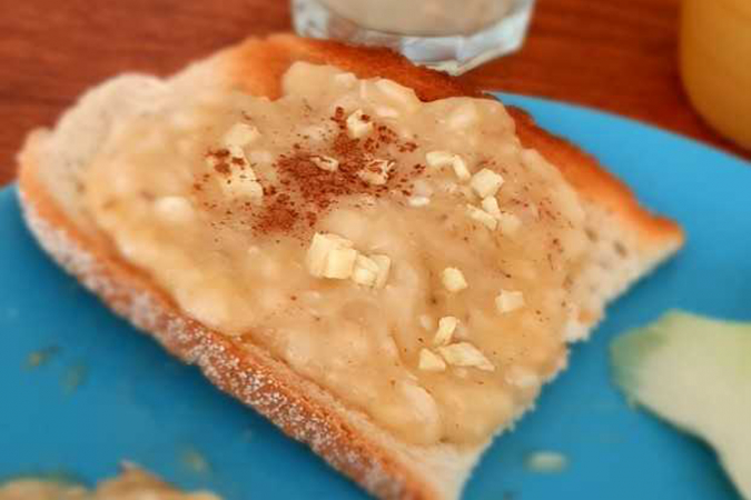 Un toast avec de la banane, de la cannelle et du gingembre
