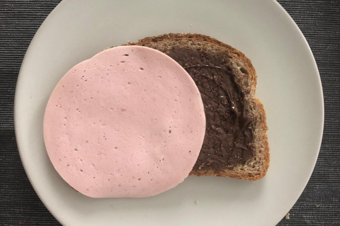Un sandwich au chocolat et saucisson de jambon
