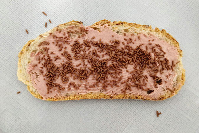 Une tartine au pâté et des crottes de souris en chocolat