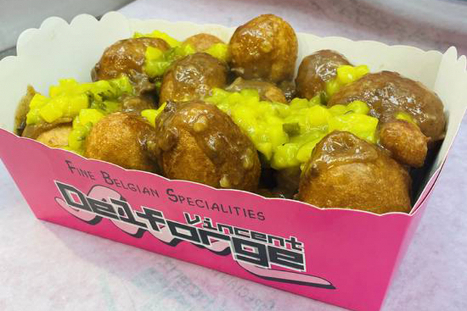 Des boulettes avec du ragoût et des cornichons