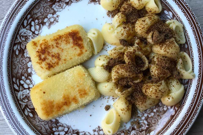Des macaronis à la cassonade et des croquettes aux crevettes