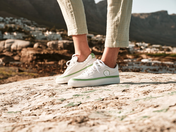 Een paar witte sneakers