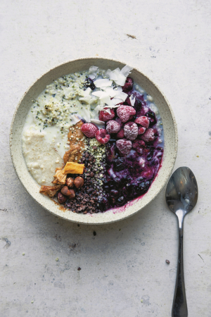 Gewelde haver met vlierbloesemsiroop, yoghurt en gesmolten bramen