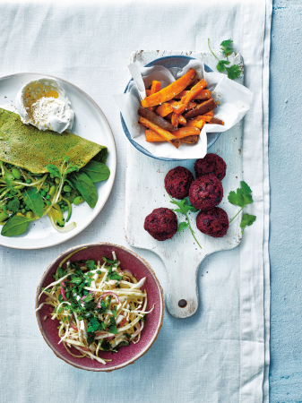 Bietenballetjes met koolsla, zoete-aardappelfrietjes en avocadodressing