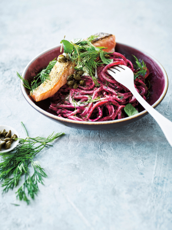 Bietennoedels met zalm en yoghurt-dillesaus