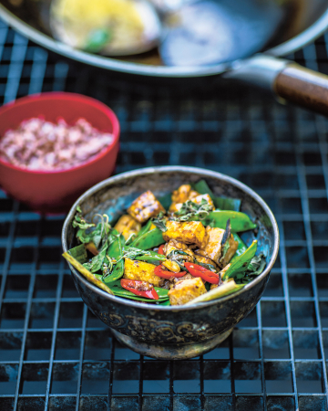 Gekookte tofoe met heilige basilicum