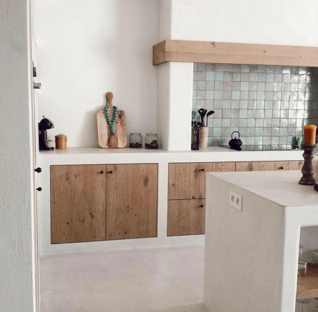Ook in de keuken slechts enkele kleurrijke accenten