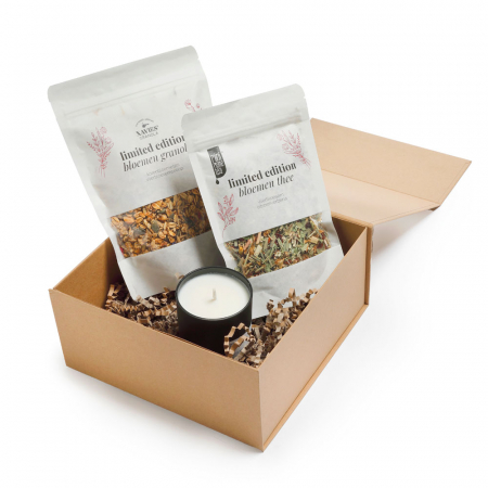 Geschenkbox met bloemengranola, thee en kaars