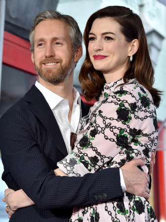 13. Anne Hathaway et Adam Shulman