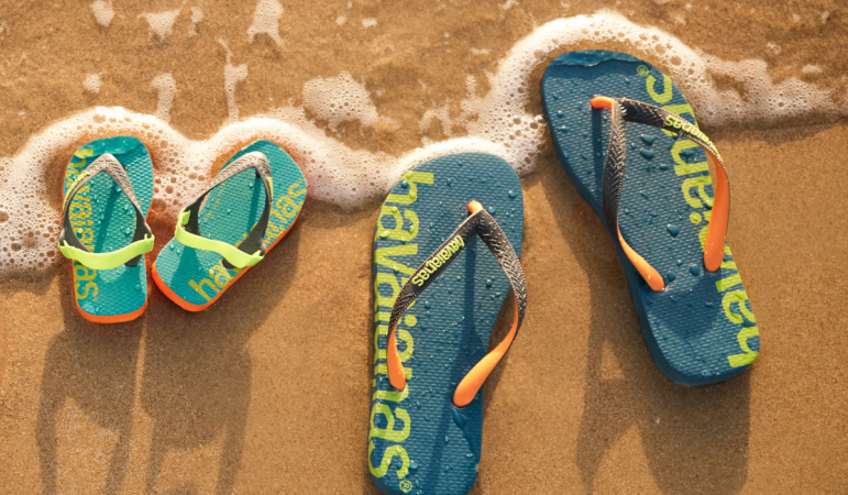 Des tongs Havaianas assorties