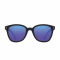 Une paire de lunette de soleil