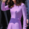 In een lavendelkleurige jurk van Emilia Wickstead met rode clutch van Anya Hindmarch en oorbellen van Kiki McDonough