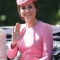 In een zuurstokroze jurk van Alexander McQueen met hoed van Jane Taylor en oorbellen in bruikleen van koningin Elizabeth II