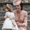 In een nude jurk van Alexander McQueen met hoed van Jane Taylor en oorbellen van Kiki McDonough