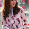 In een lilakleurige jurk met bloemenpatroon van Kate Spade met clutch van L.K.Bennett