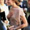 In een poederroze paillettenjurk van Jenny Packham met clutch van Prada en juwelen in bruikleen van koningin Elizabeth II